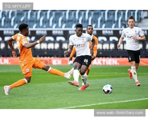 法兰克福德意志银行公园球场3-0门兴，克瑙夫阿迈穆尼-埃奇古亚布建功主场完胜