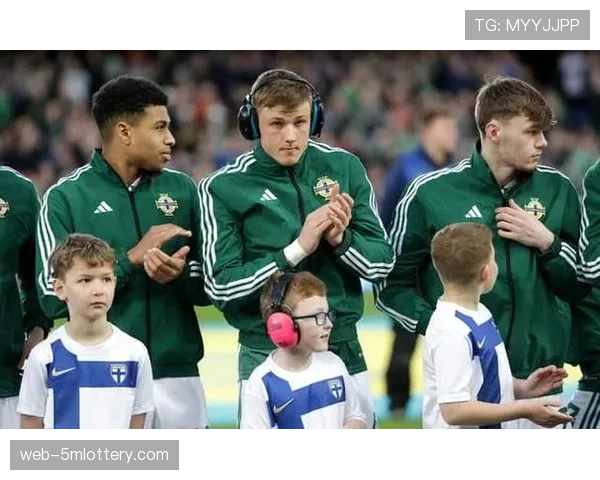 特写：一位球场保安与一位患有自闭症的小球迷之间的特殊友谊